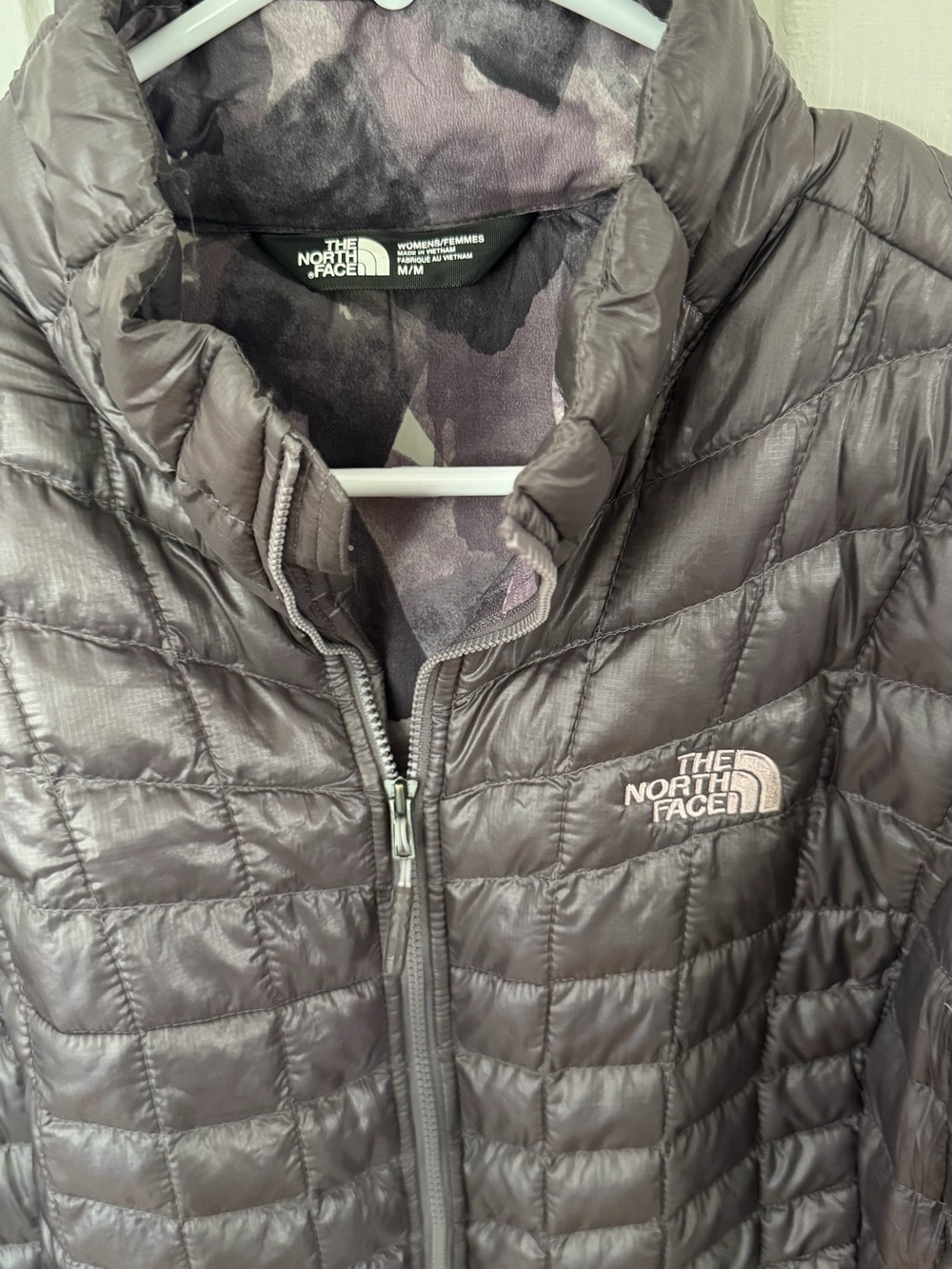 The North Face Women's Quilted Puffer Jacket in Charcoal Gray